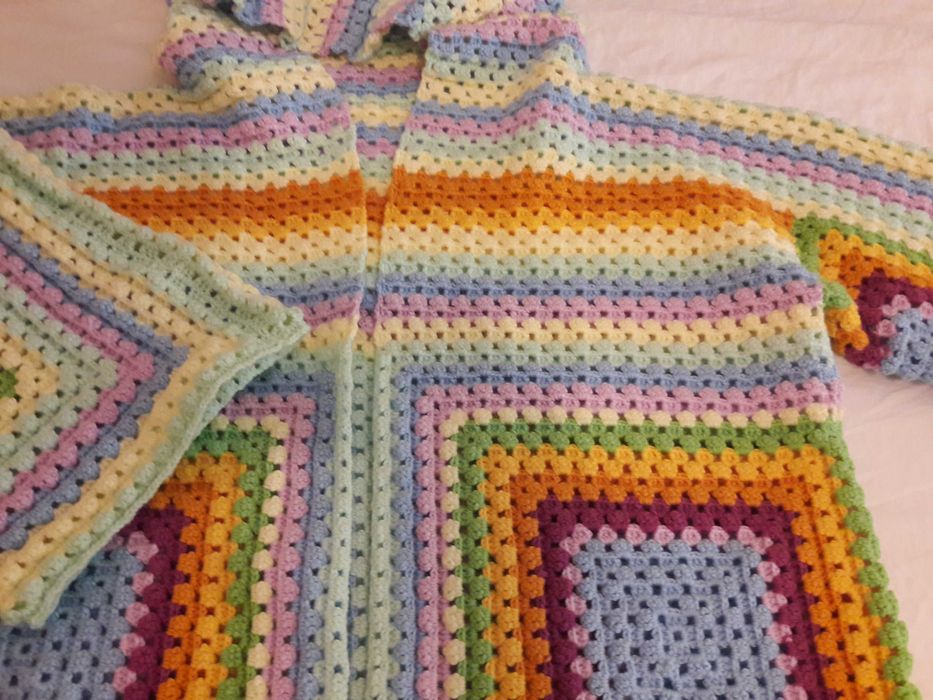 Жилетка ръчно плетена на една кука.