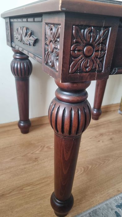 Masuta deosebita pentru servit cafea sau decor