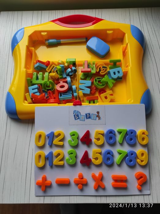 Куфарче с магнитни букви и цифри + магнитна дъска за рисуване