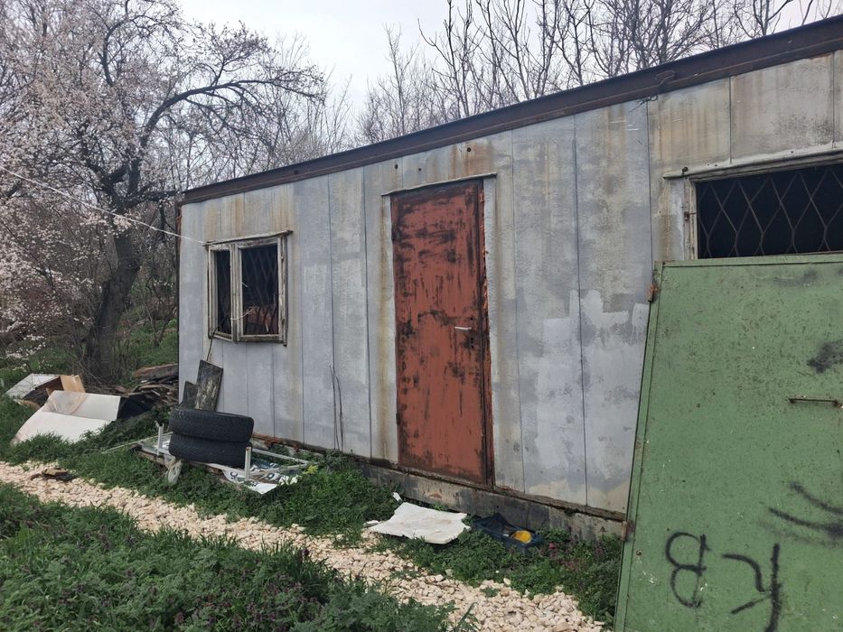 Продавам форгон с две стай