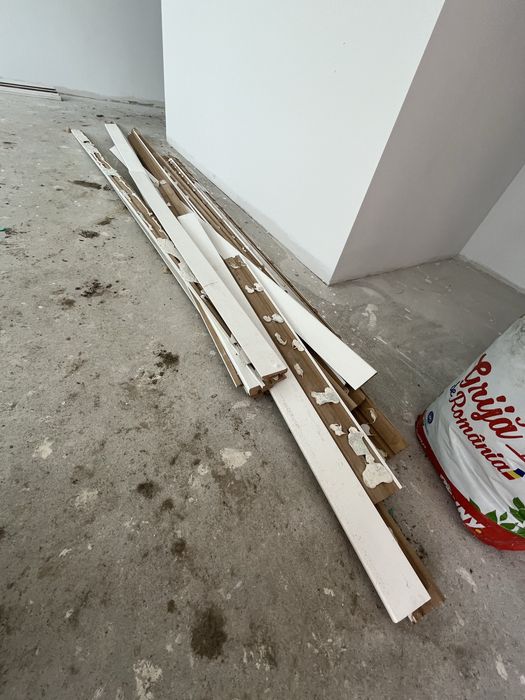 Vand plinta alba MDF in stare foarte buna