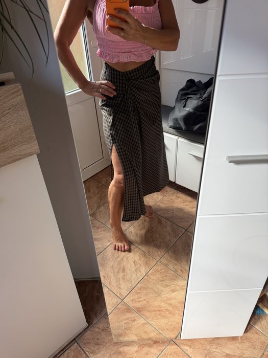 Fusta crapata pe un picior Zara