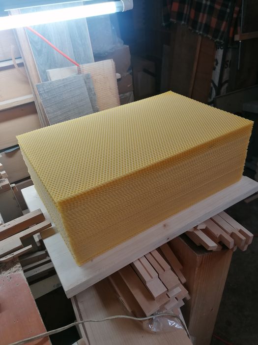 Пчелни рамки с монтирана восъчна основа