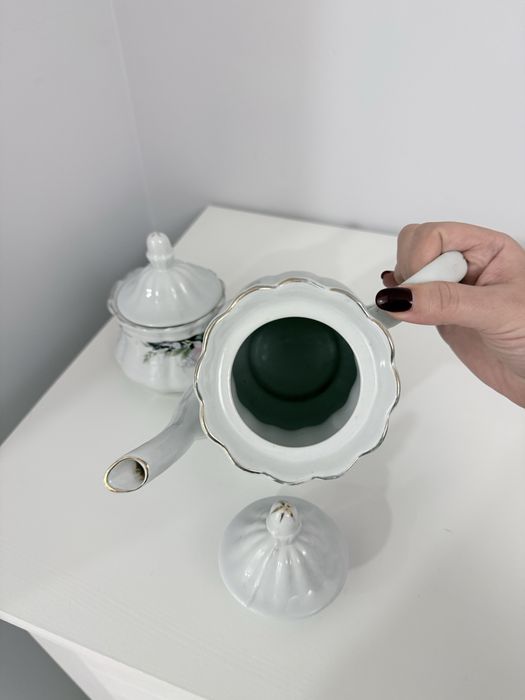 Чайник и сахарница