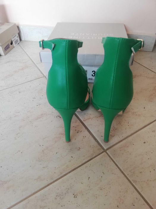 Зелен елегантен сандал на ток