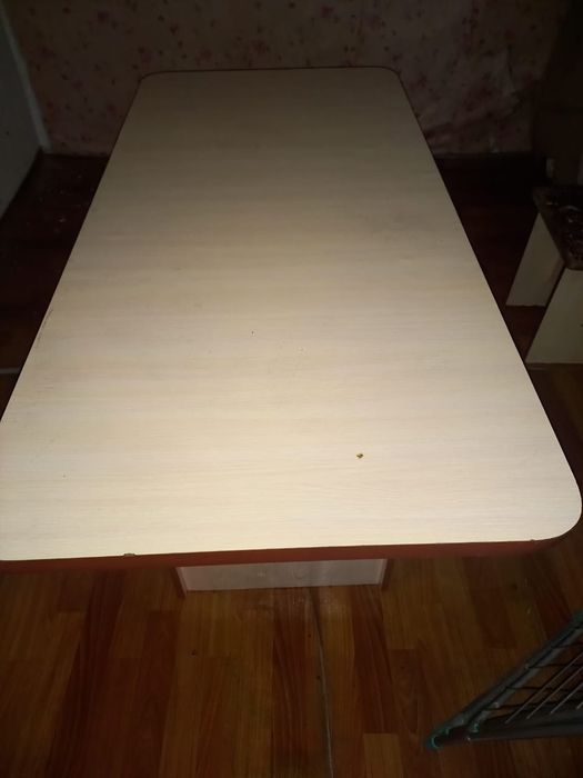 Продаем срочно стол, шкаф, шубу