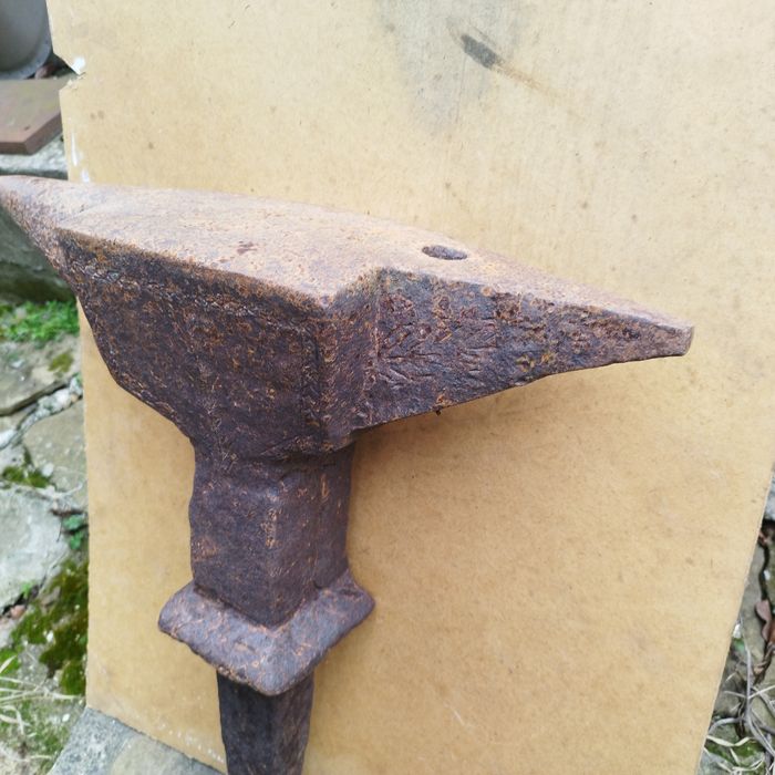 Продавам наковалня с шип