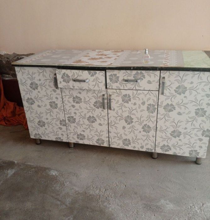 Shkaf sotiladi katta kuxinniy