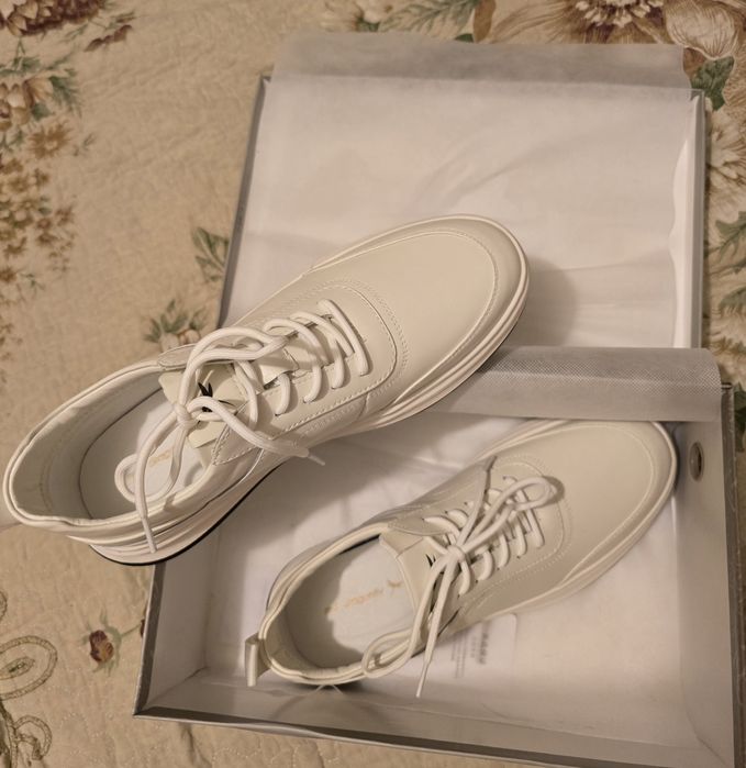 Кроссовки кожаные белые