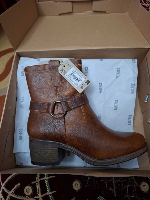 Cizme elegante noi nouțe cu etichetă