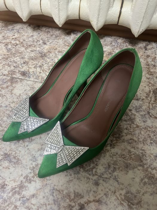 Продаю зеленые туфли