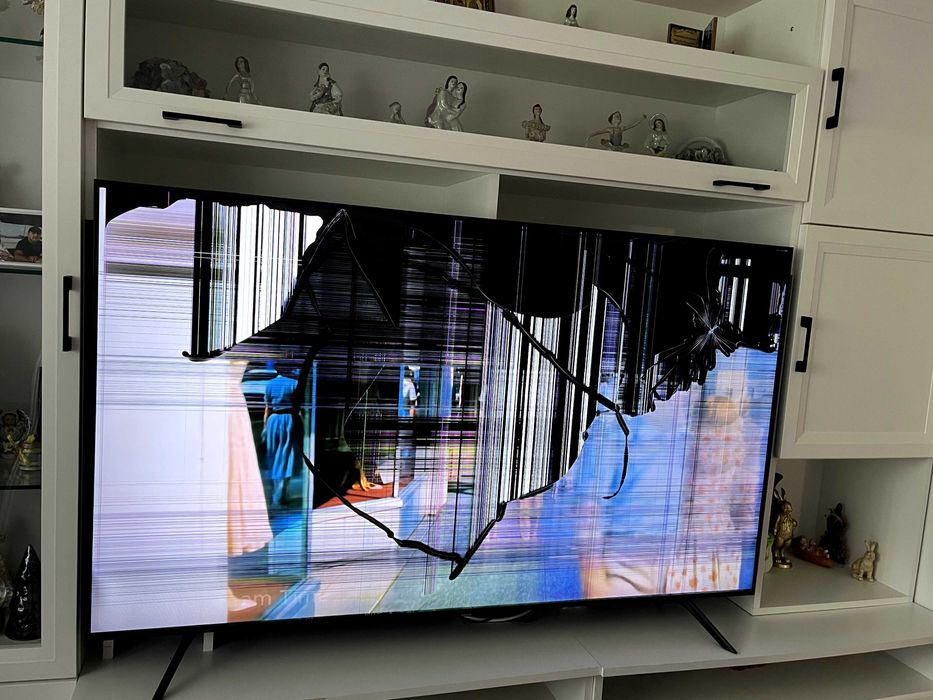 Samsung 65” UE65TU8072 – defect display, pentru piese