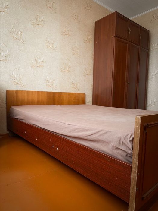 Двуспальна кровать с матрасами