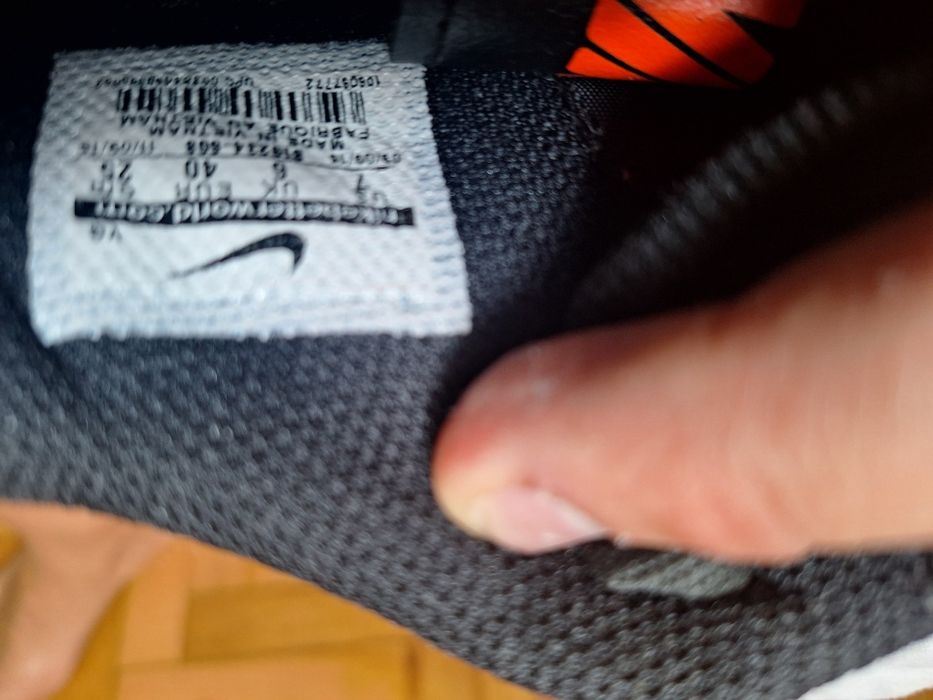 Продавам футболни обувки за зала