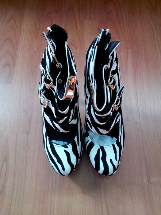 Продавам комплект дамски къс шлифер и обувки на токчета.