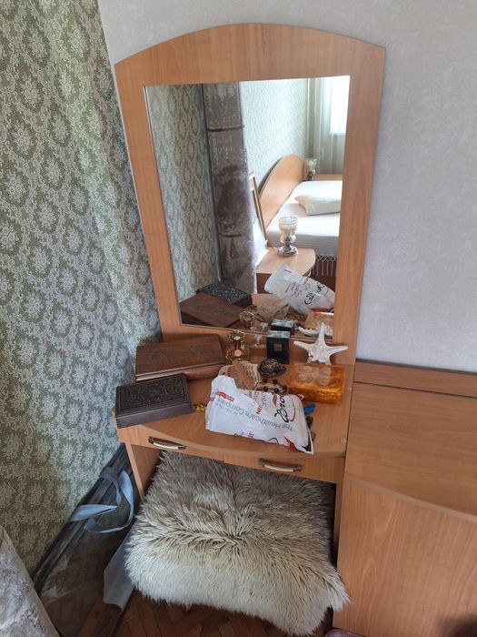 Спалня с матрак, 2 нощни шкафчета и тоалетка