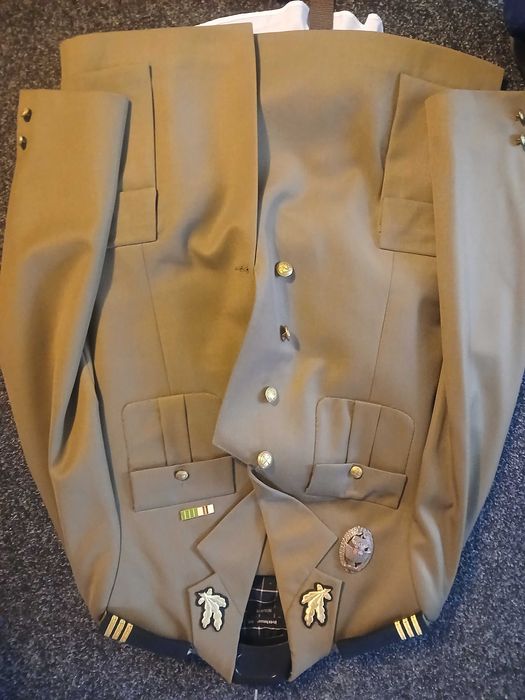 Vand haine militare pentru oras si gala.