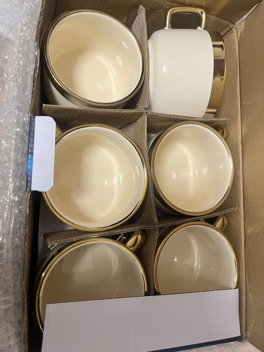 Набор кружек и чашек