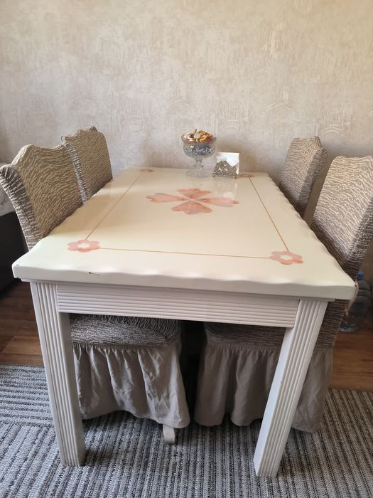 Продам кухонный  стол, стулья в подарок. Желательно самовывоз.