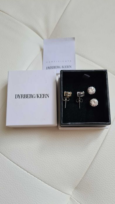 Новые серьги и две пары гвоздиков