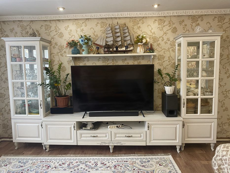 Горка для гостиной, классический стиль, отличное состояние