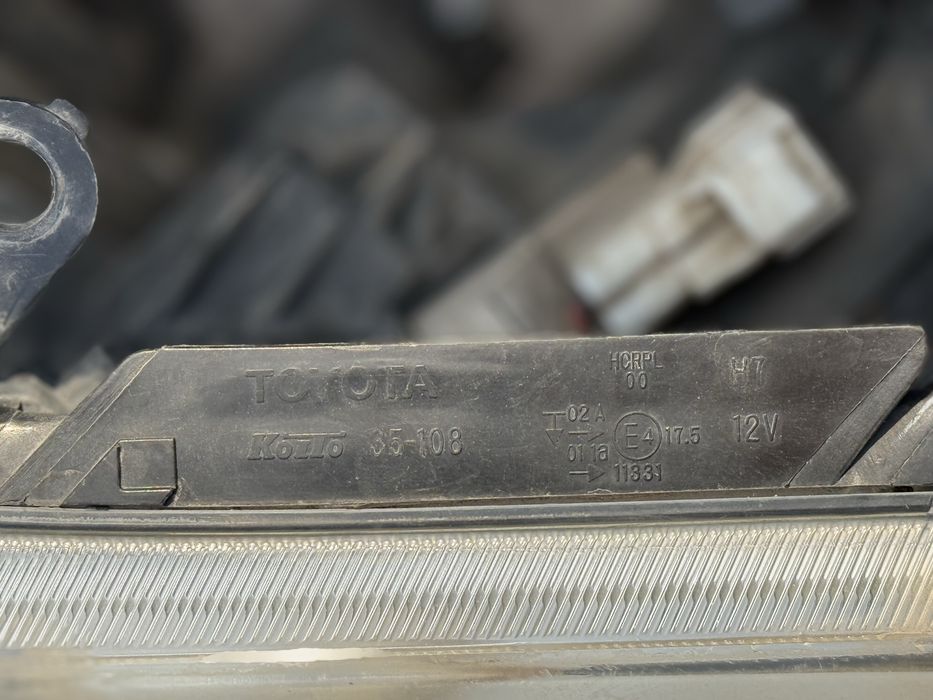 фары от тойота авенсис