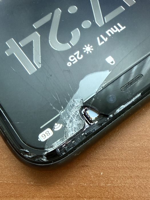 iPhone 11 128GB със счупен дисплей
