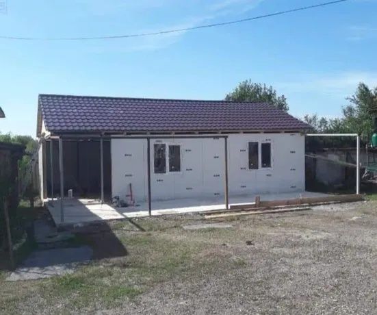 Vand container tip casă izolat