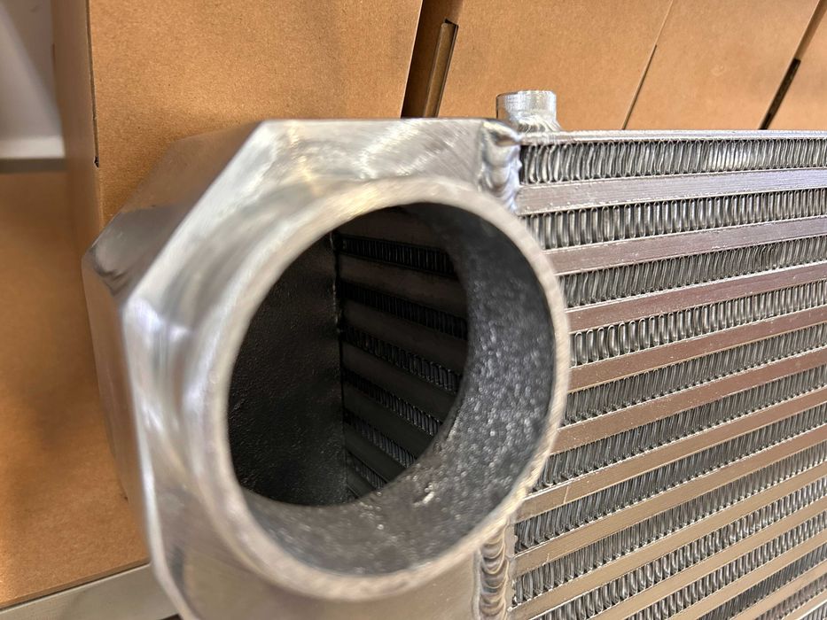 TurboWorks универсален интеркулер Intercooler 600x300x102, обърнат