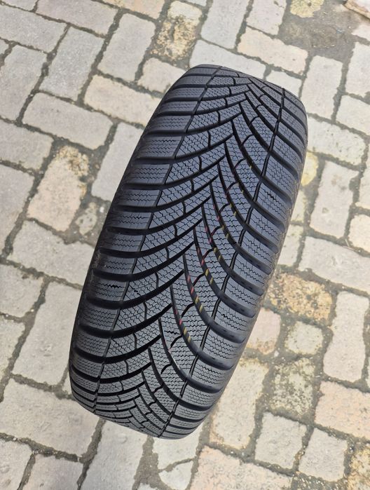 O bucată 205/55 R16 M+S iarnă - una Semperit