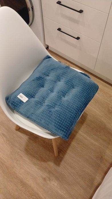 Кухонныи стол с 4 стульями новыи