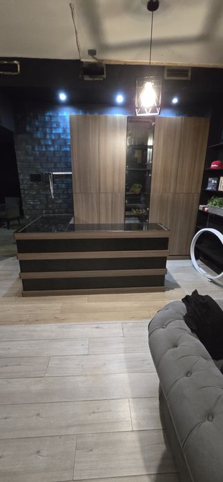 Продам шкаф с витринами