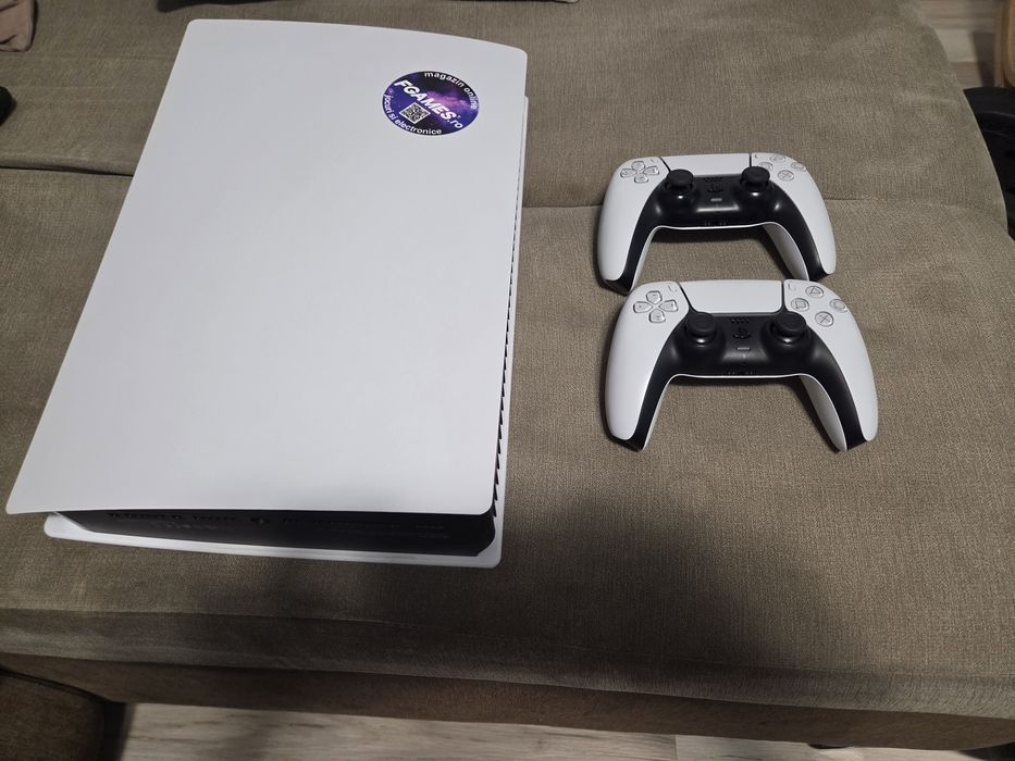 Vând Ps5 Digital edition , 2 manete