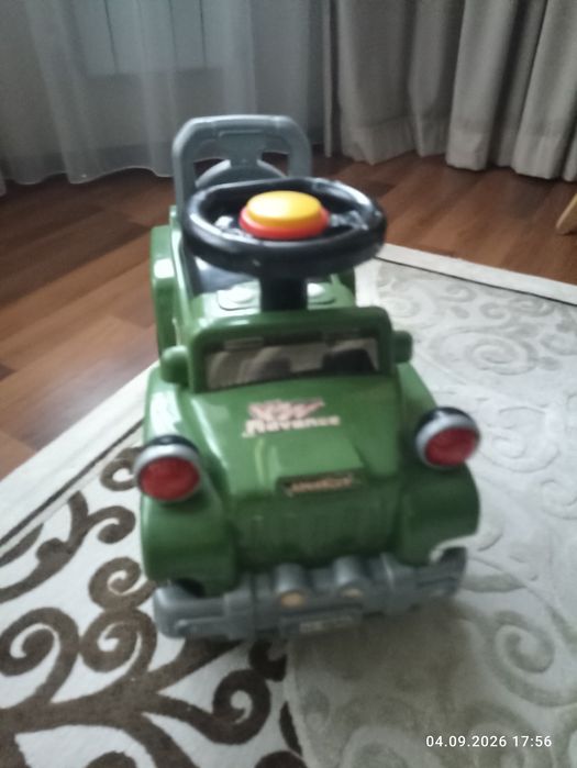 Детские игрушки ,стол,машинка,толокары