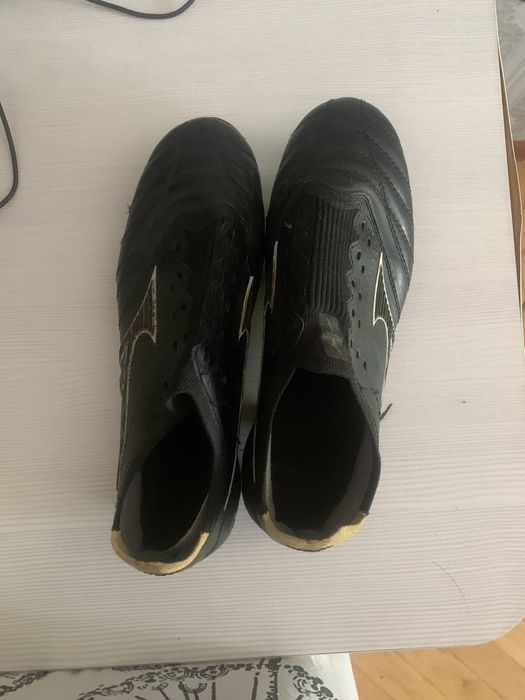 Футбольные кроссовки