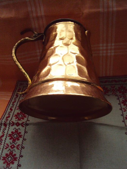 Голяма медна кана за вино