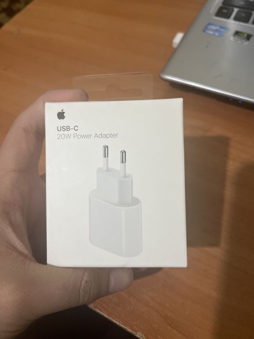 USB-C 20 W Power Adapter