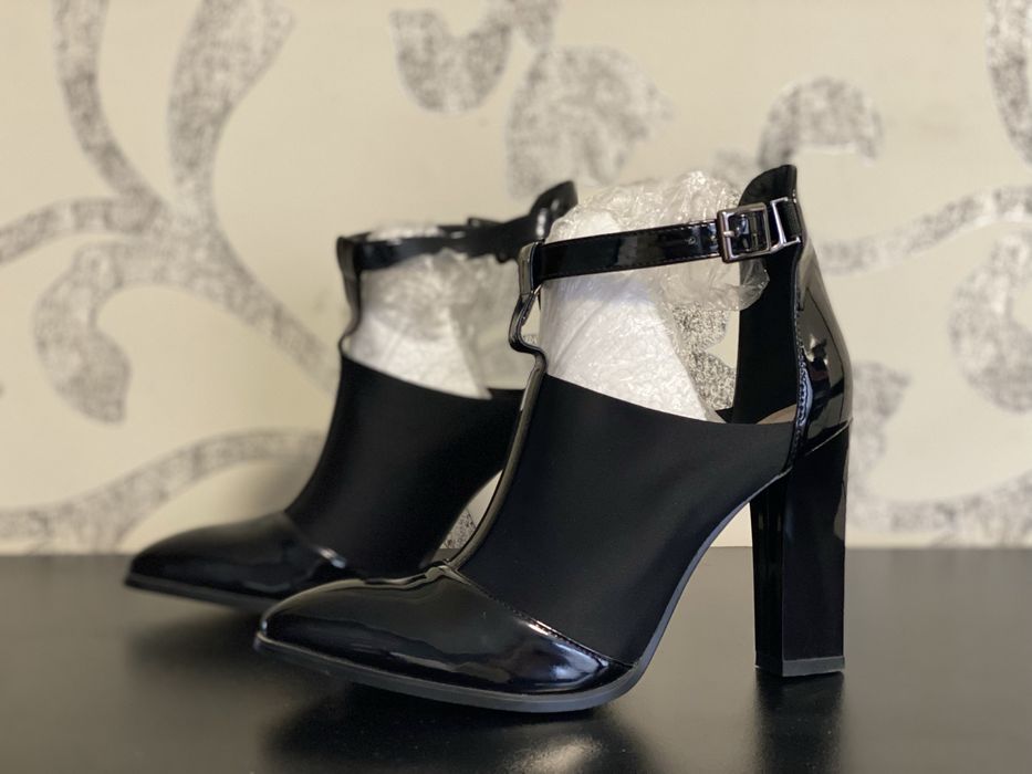 Елегантни Дамски Черни Обувки От Естествен Лак На Ток