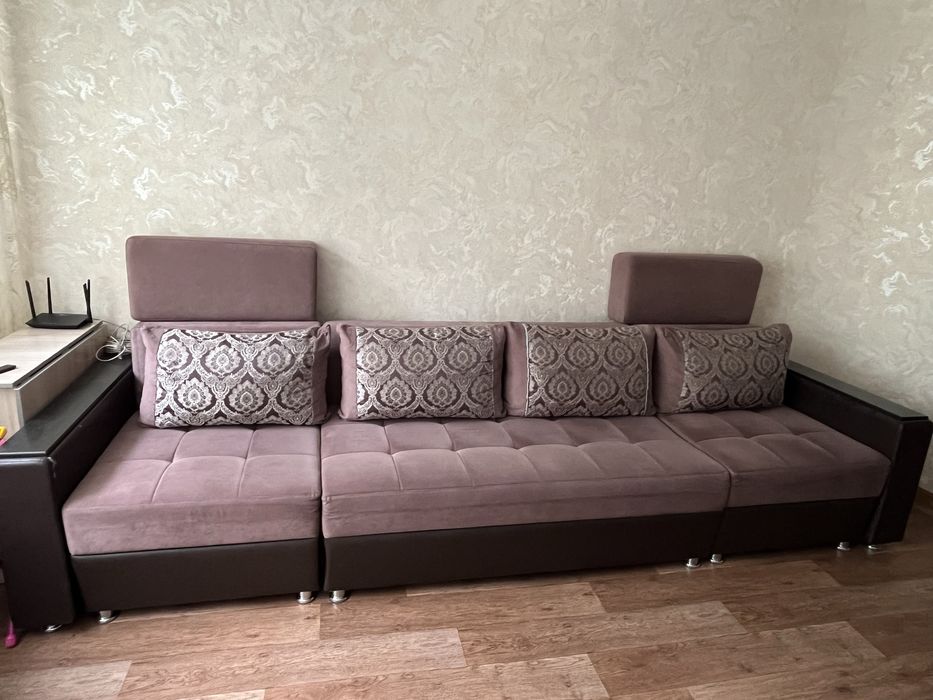 Продам диван трансформер, 3 метра, пуфик в подарок