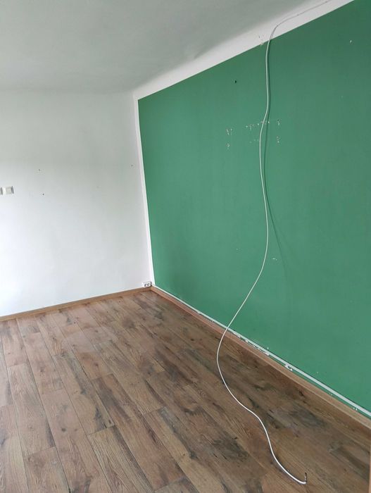 Casă de închiriat în Cluj pe Calea Mănăștur între Fabrica de bere și Luk Oil. Acces direct din stradă sau din curte. Două locuri de parcare.