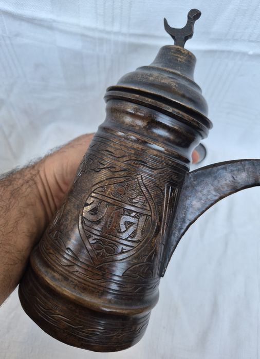 Ibric arăbesc vechi din alamă cu mâner lung si gravuri arabe deosebite.