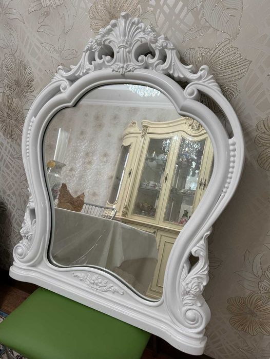 Красивое настенное зеркало