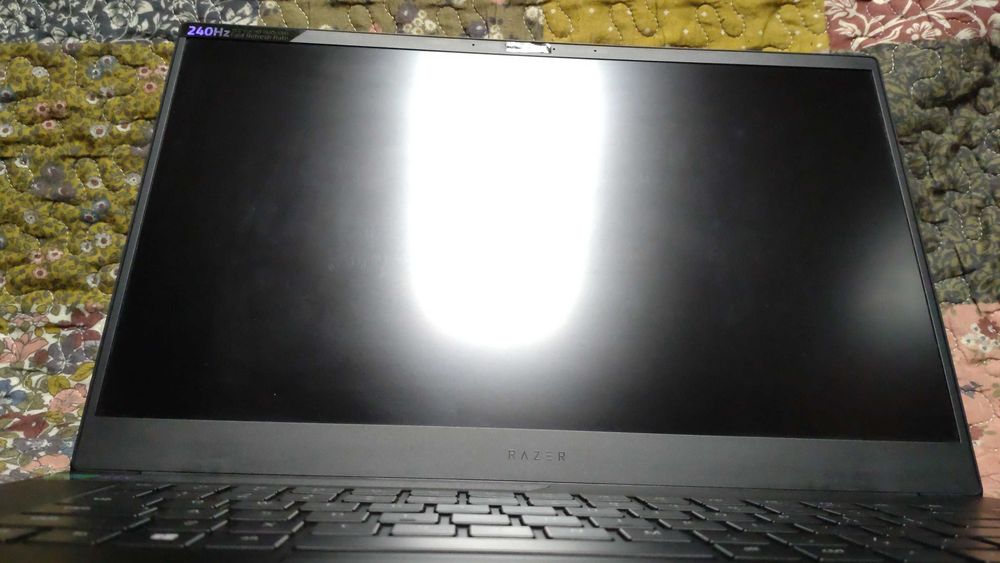 Razer Blade 15 - i7 9750H | RTX 2080 Max Q 8GB vRAM | 32GB DDR4 | 512GB SSD | 240HZ FHD 15.6"