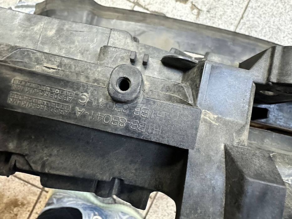 Trager / armatura / scut / grila stergator Ford Fiesta 2019-2022