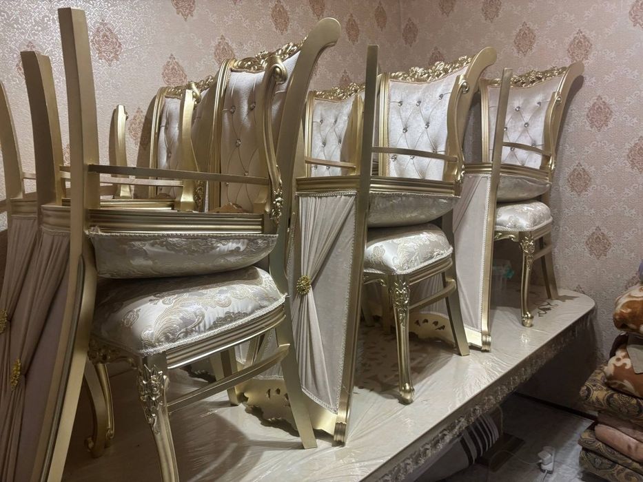 Стол, стулья продаются
