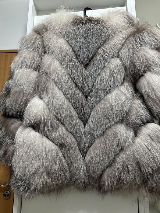 Blană naturală, elegantă, în nuanțe de gri și alb.