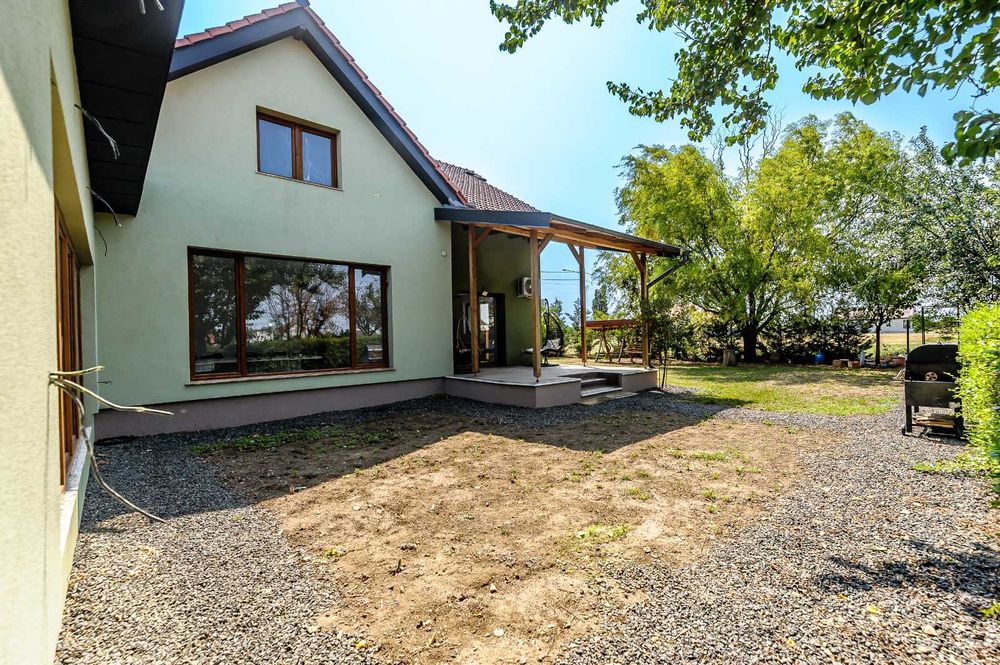 Vand Casă spațioasă în Curtici, 4 dormitoare, 3 bai, 2 terase si garaj