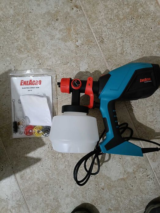 Pistol de vopsea 700 w cu recipient de 1200 ml,5 duze din alama.