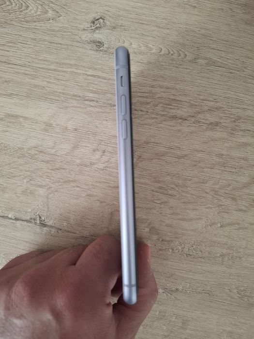 Iphone 11 + кутия и 15 кейса