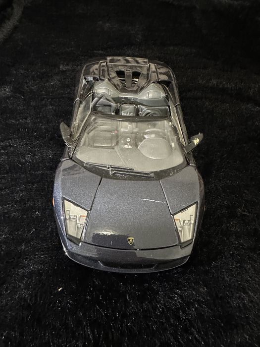 Lamborghini cu anumite piese lipsa si anumite imperfectiuni